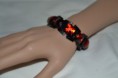 Bracelet carrés de strass rouge et orange sur metal noir verni 2 cm.